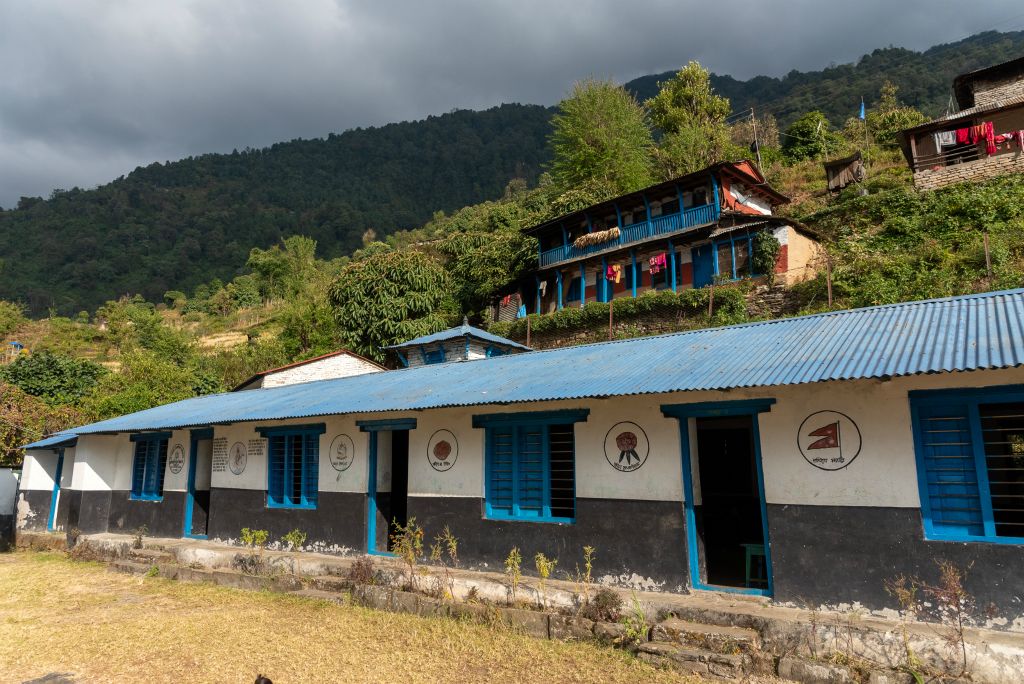 En contrebas du chemin, nous voyons une école. Nous sommes invités à la visiter